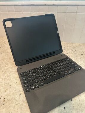 [like new] Zagg iPad Pro 12.9 Slim Book Go Keyboard Case with Pencil Holder